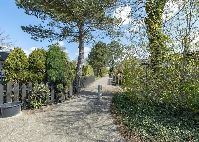 Prázdninový dům Welcoming With Garden Sint Maartensvlotbrug